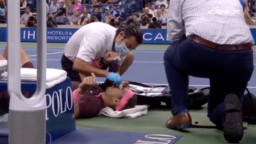 Rafa Nadal, atendido en el suelo tras el insólito accidente sufrido en su último partido.