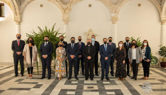 El actual consejo de la Unión de Hermandades, a donde pertenecía la nueva delegada, en una visita al obispo Rico Pavés.