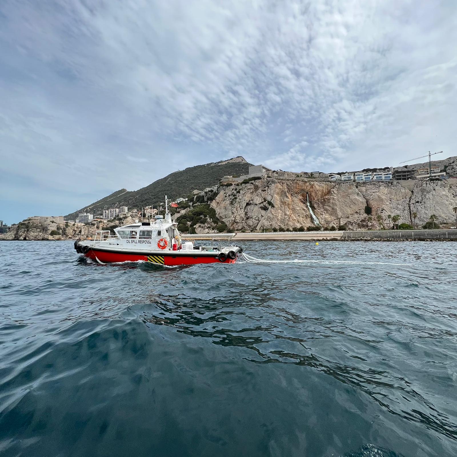 Lancha encargada de supervisar la situación, que se encuentra en el área de Little Bay. INFO GIBRALTAR Lancha encargada de supervisar la situación, que se encuentra en el área de Little Bay. INFO GIBRALTAR