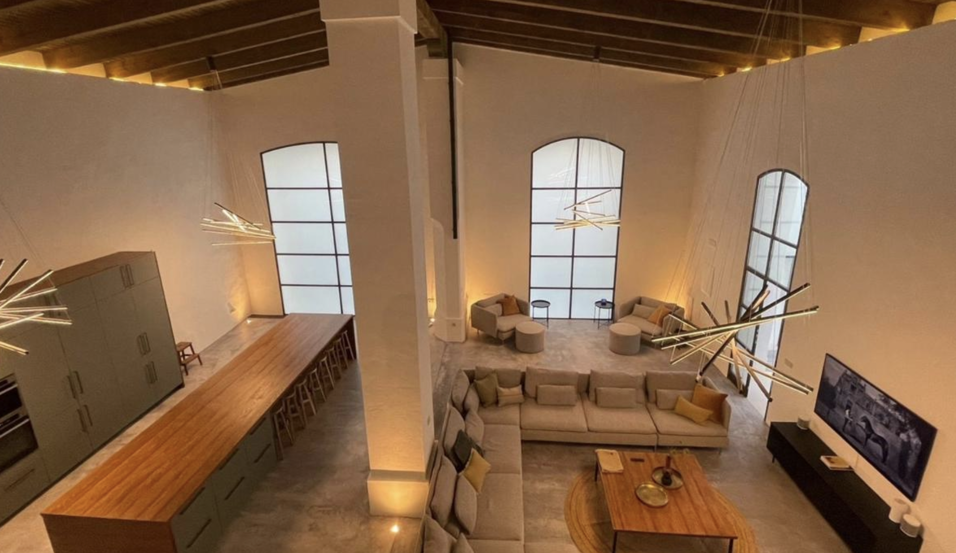 Espectacular vista de la antigua bodega transformada en unifamiliar destinada a alojamiento turístico en el centro de Jerez.