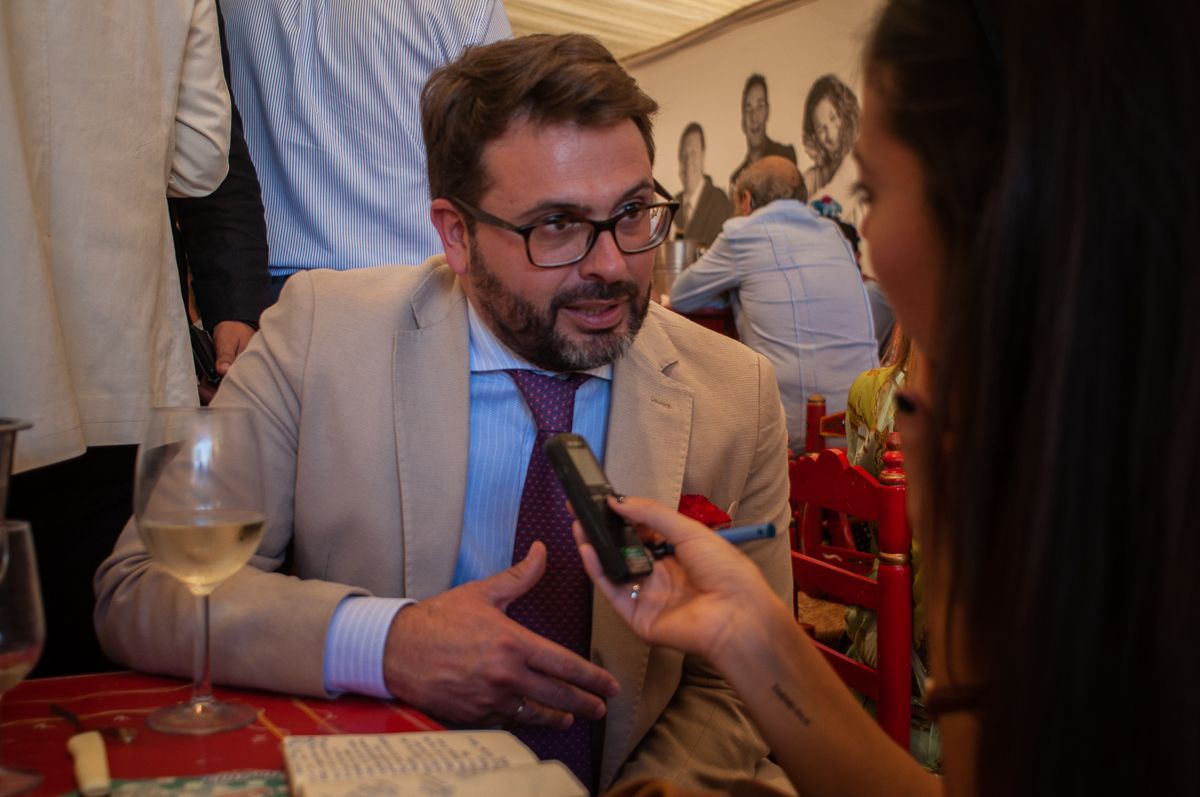 Entrevistando a Nico Sosa, presidente de la Peña Flamenca La Buena Gente. FOTO: MANU GARCÍA. 