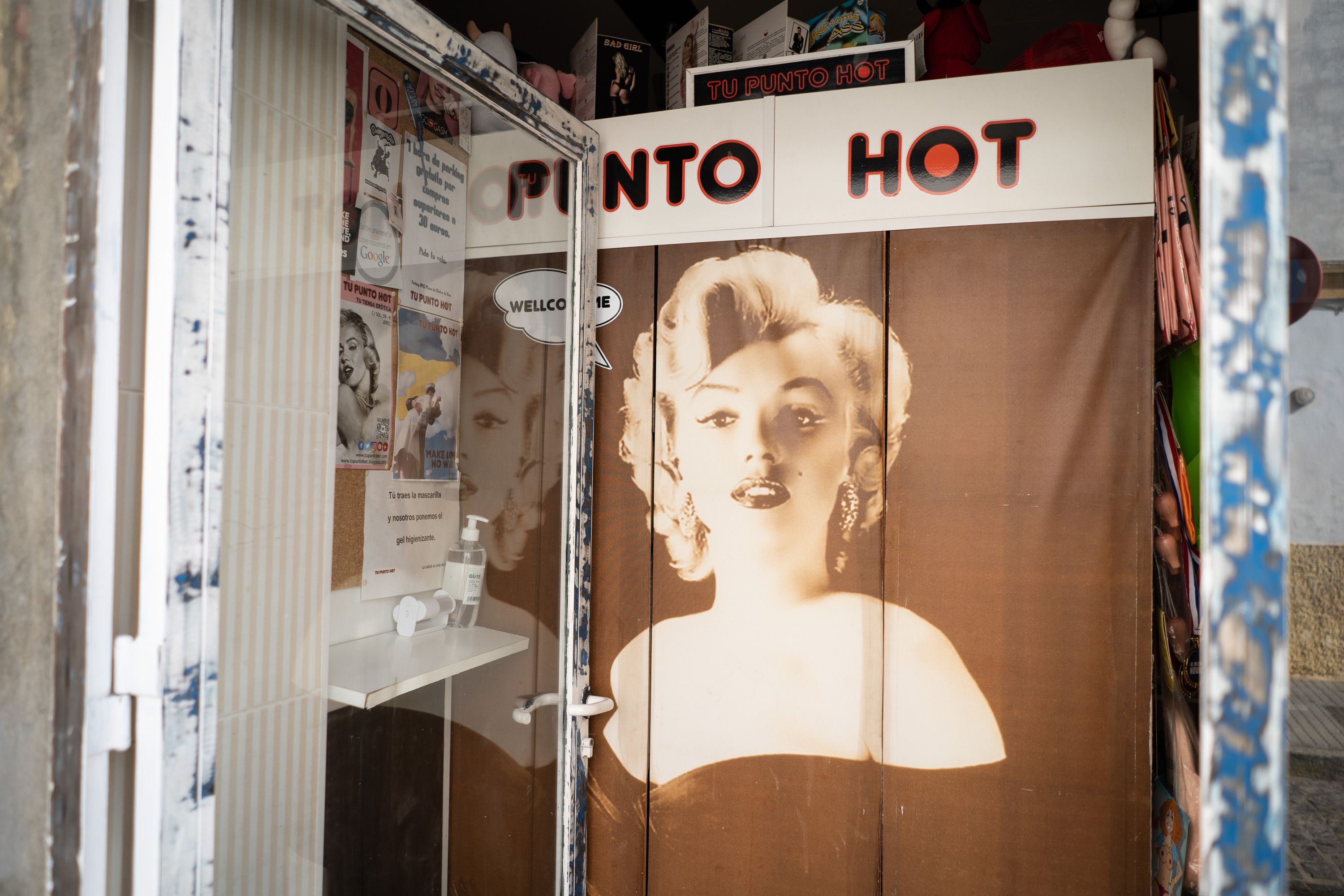 Entrada de la tienda con la foto de Marilyn Monroe.