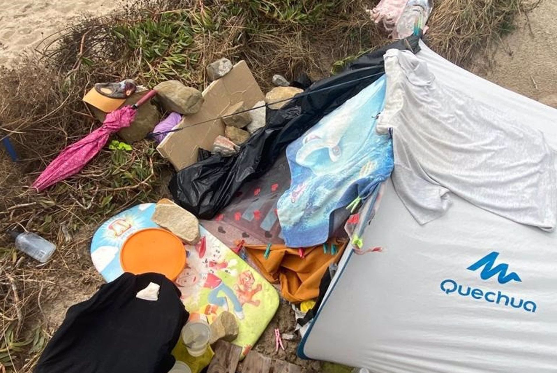 Tienda de campaña donde vivía el detenido por abusar de un menor en Algeciras.