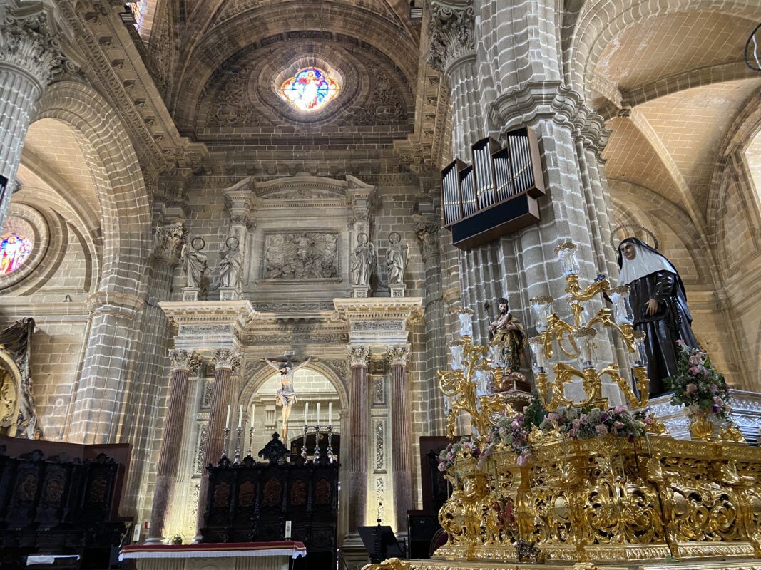 Este domingo, procesión de regreso de santa Ángela. La imagen en la Catedral sobre el paso del Amparo.