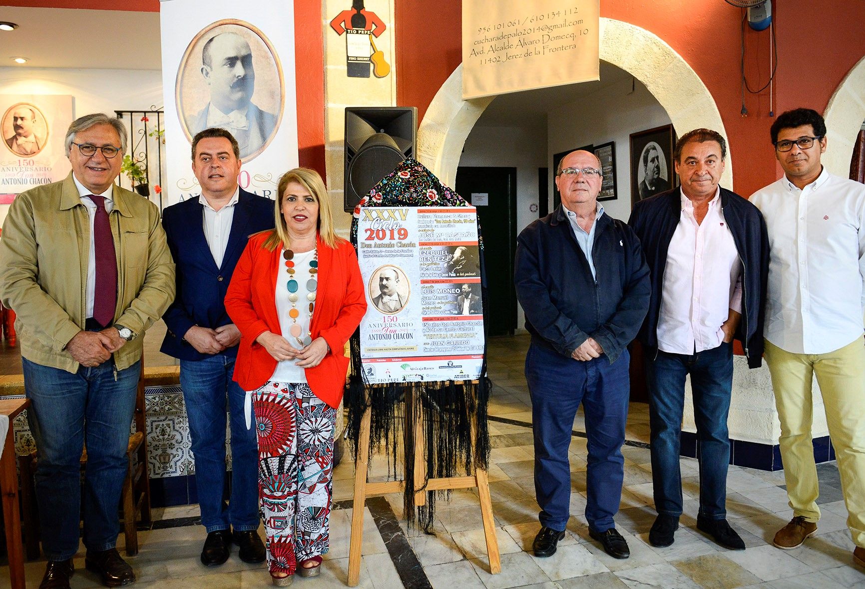 Foto de familia tras la presentación.