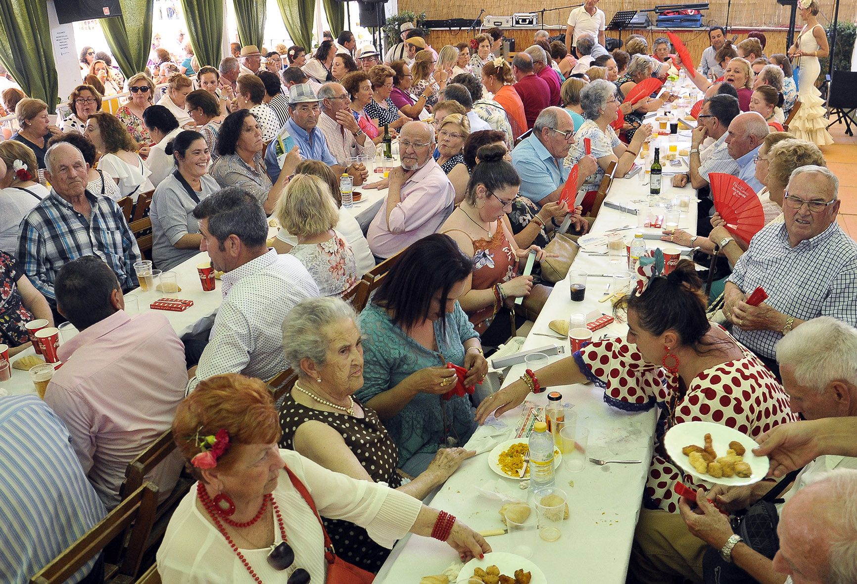 Convivencia de los mayores en su caseta de la Feria del Caballo, en una imagen de archivo.