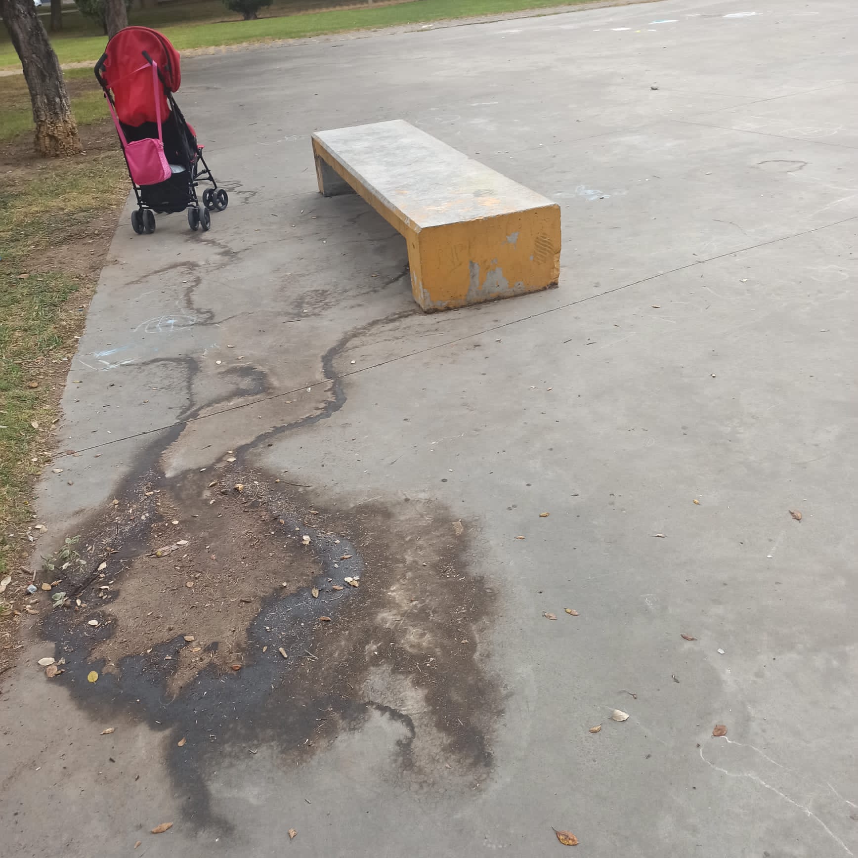 Charcos en el parque infantil.