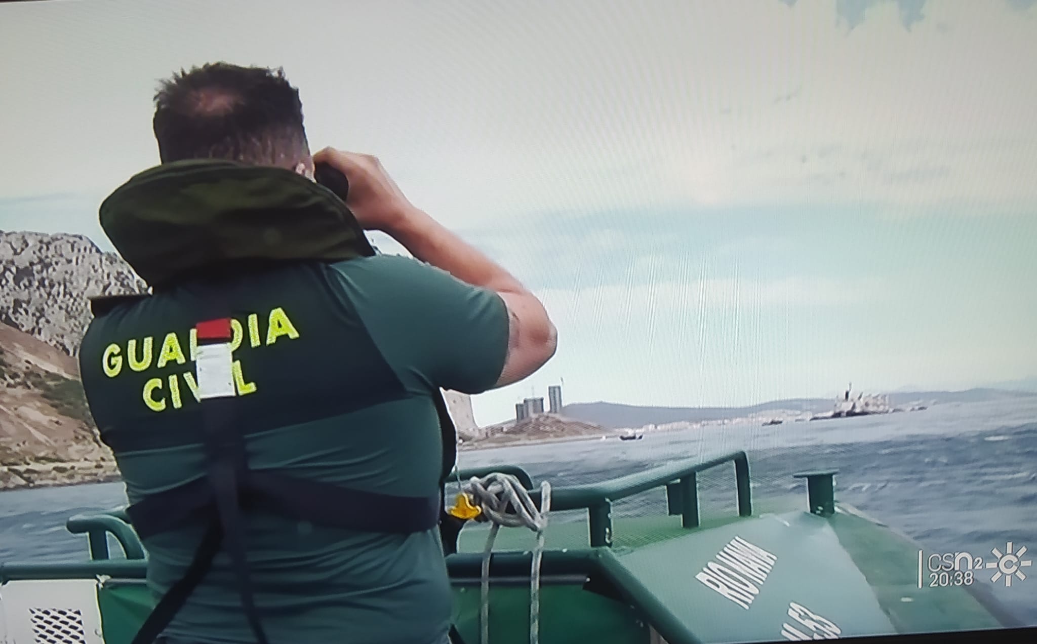 La patrullera del servicio marítimo de la Guardia Civil llevaba a bordo un grupo de periodistas autorizado. CANAL SUR