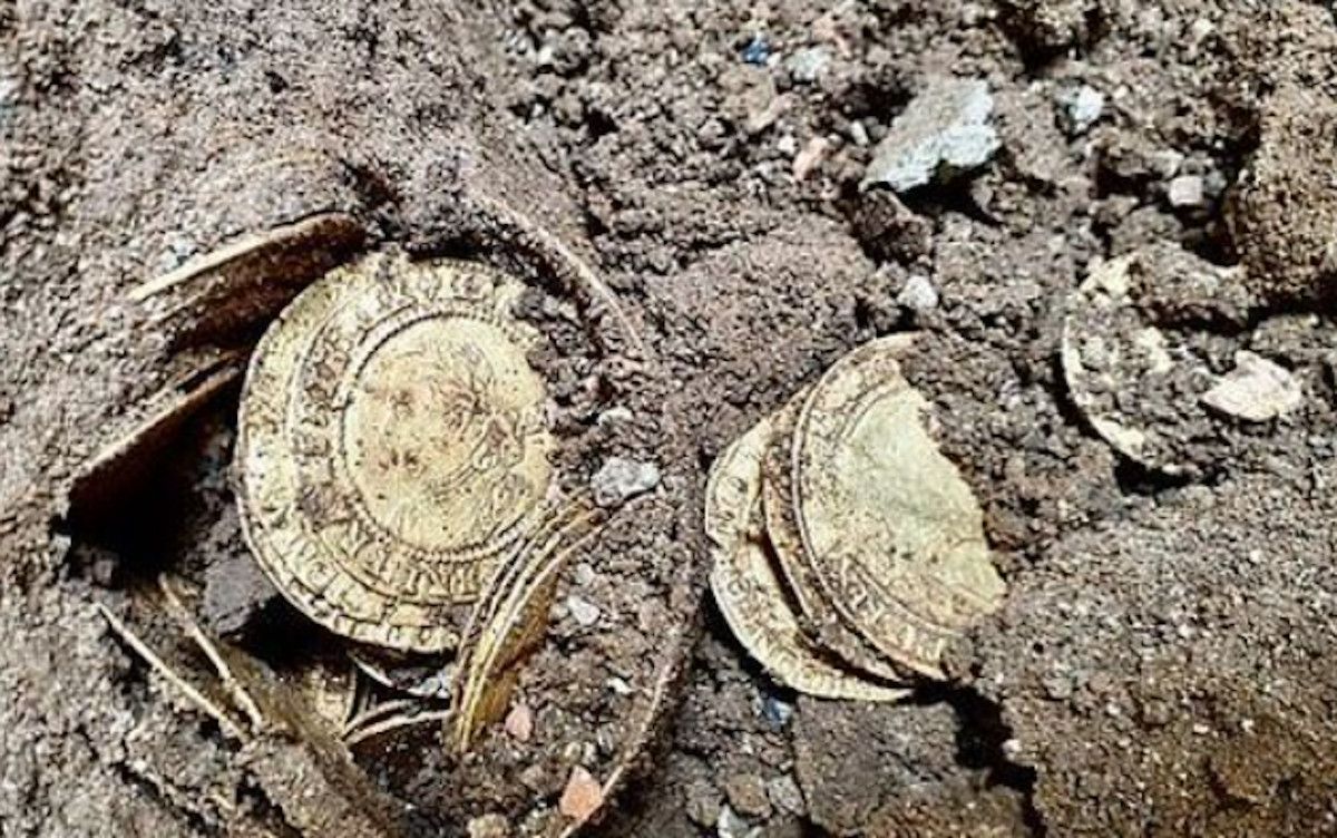 Monedas encontradas durante las obras de la cocina de un matrimonio británico.  DAILYMAIL