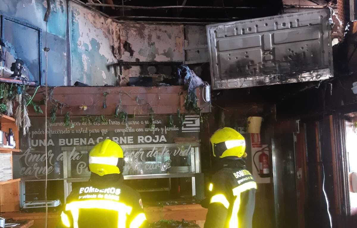 Restaurante argentino donde ha tenido lugar el incendio en Glorieta Ana Orantes, en Cádiz.