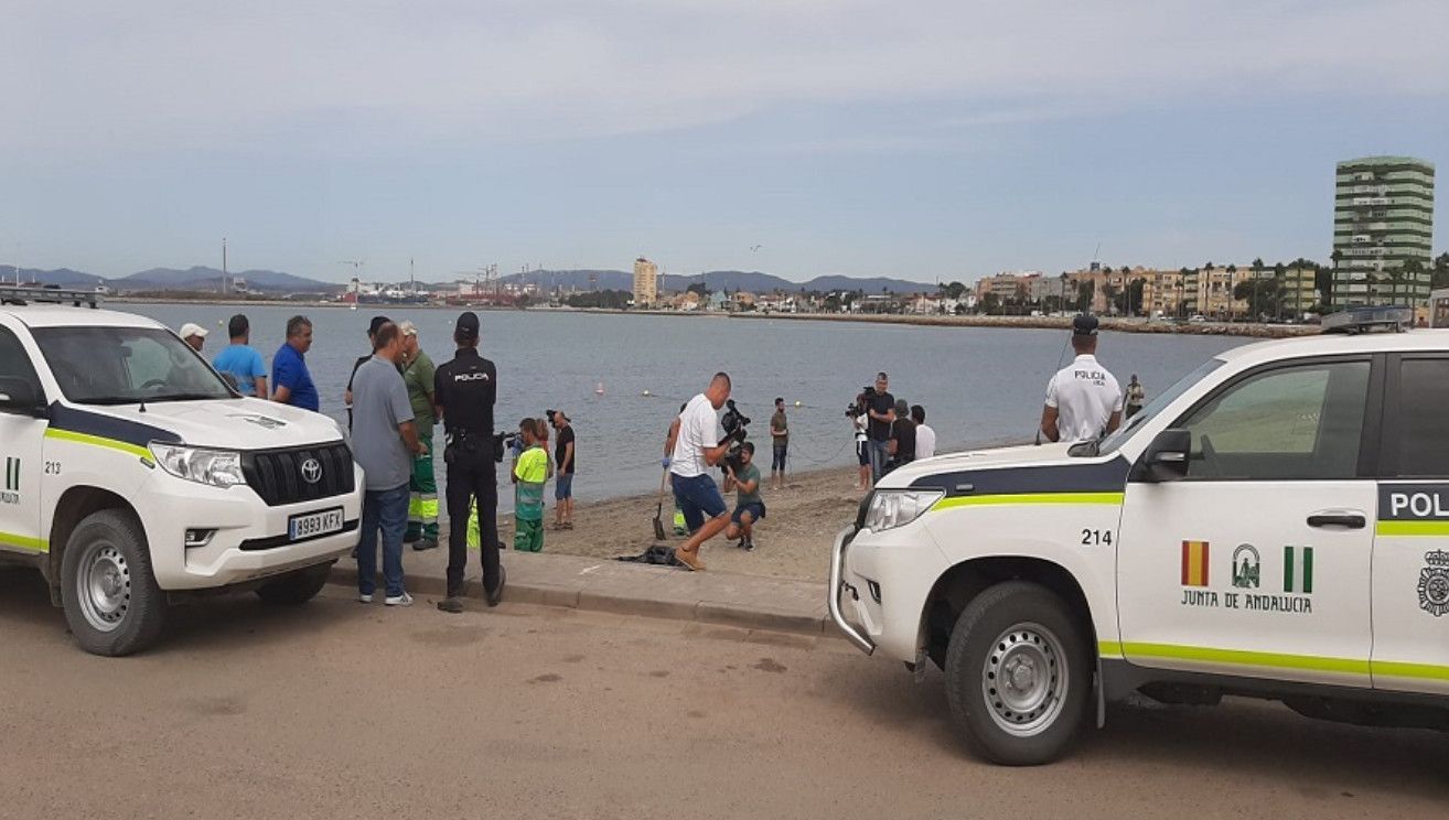 La playa de Poniente en La Línea ya está limpia tras verse afectada por el vertido del buque OS35.