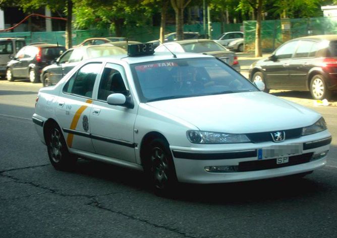 Un taxi por Sevilla, en una imagen retrospectiva. 