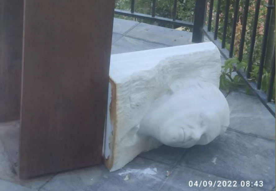 Derriban el busto de Lorca en Víznar: "Los vándalos de extrema derecha quieren borrar la memoria".