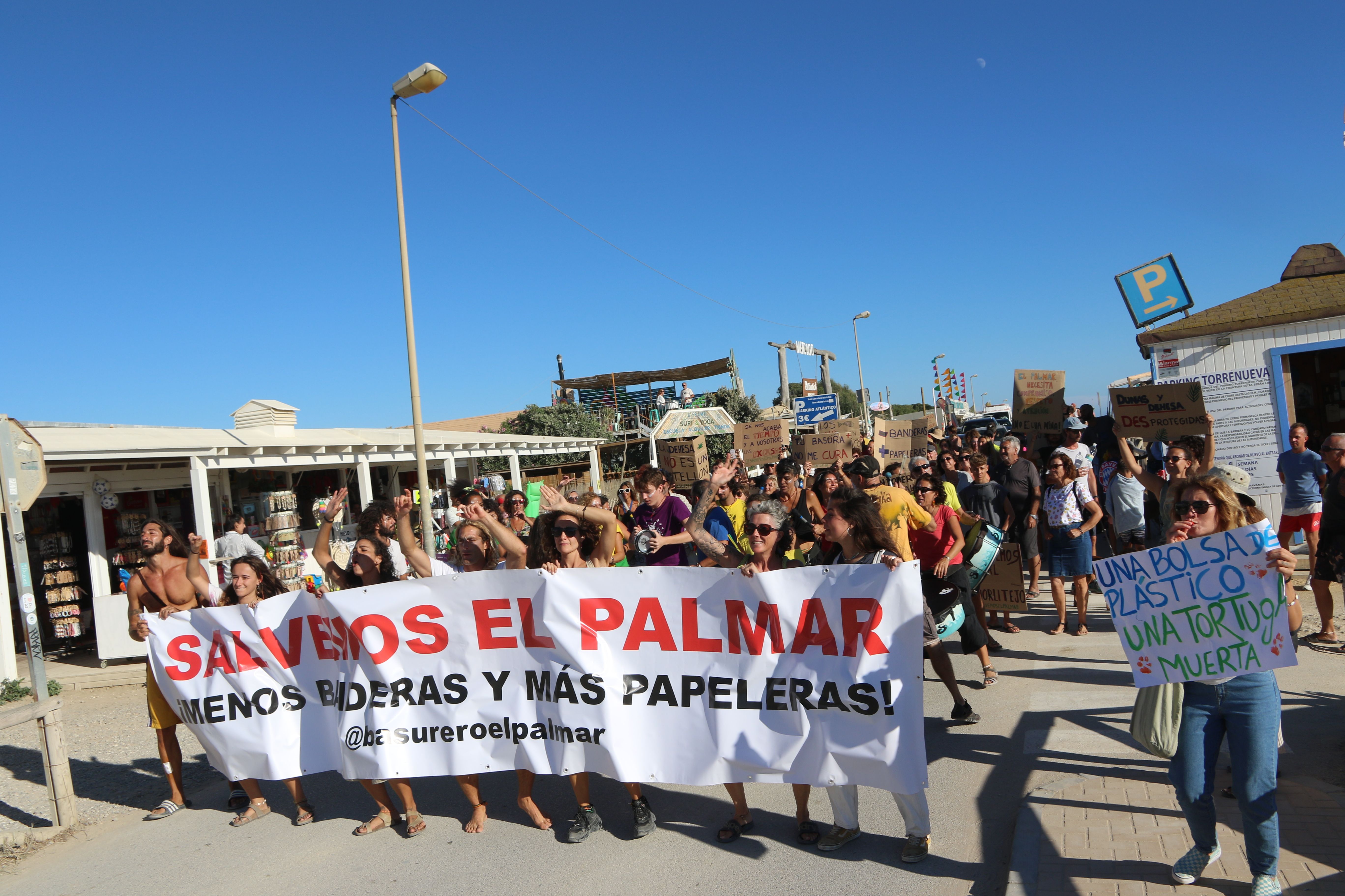 Manifestación del colectivo El Basurero para solicitar servicios de limpieza y gestión de residuos ante el estado en el que se encuentra El Palmar, en Vejer.  ISA DE LA CALLE 