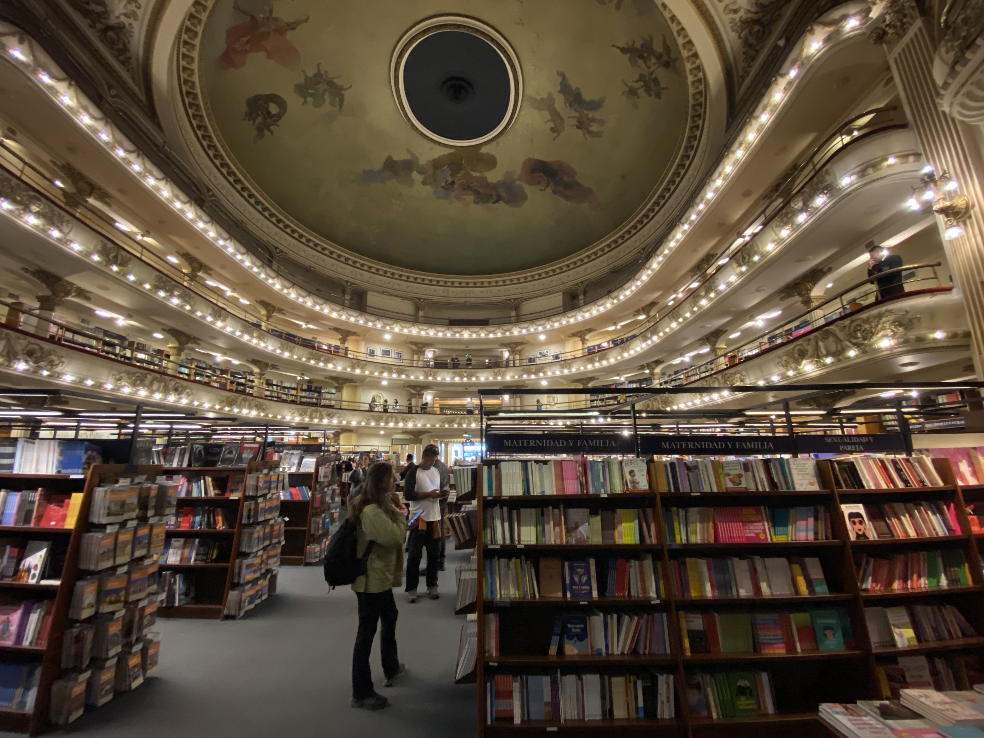 Ateneo Grand Splendid está situada en el número 1860 de la avenida Santa Fe, en el centro de Buenos Aires. 