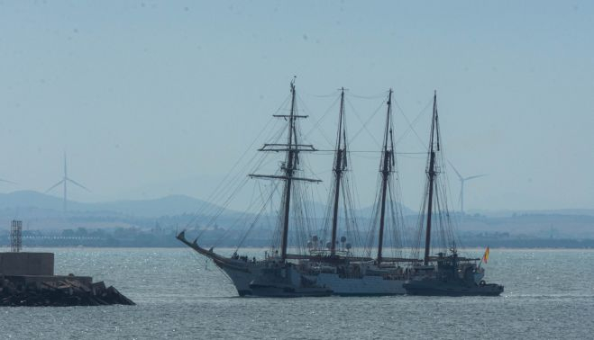 El buque escuela Juan Sebastián de Elcano entrando a la Base de Rota. AGUSTÍN DE LA POZA