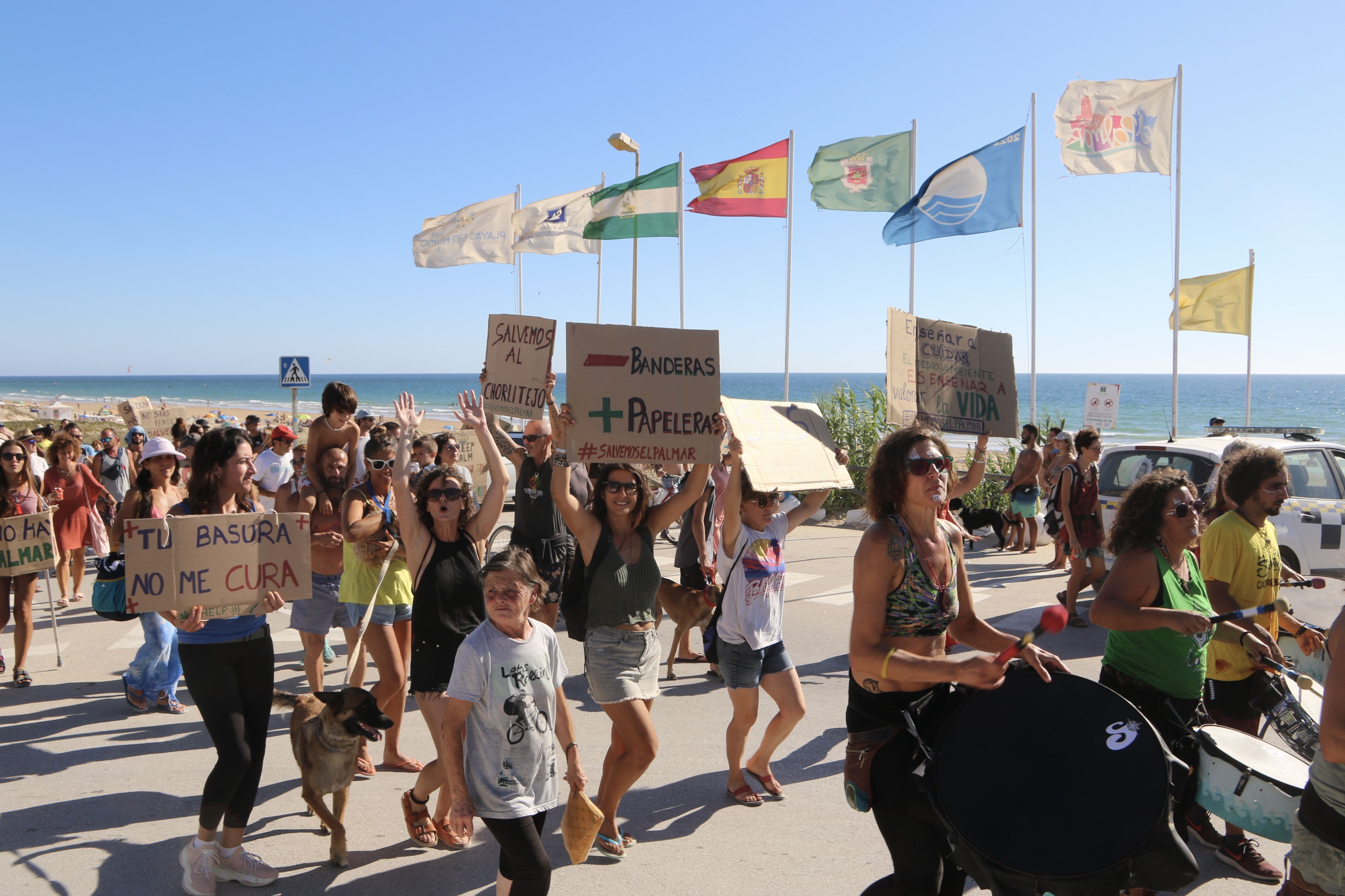 Varias pancartas durante la protesta.