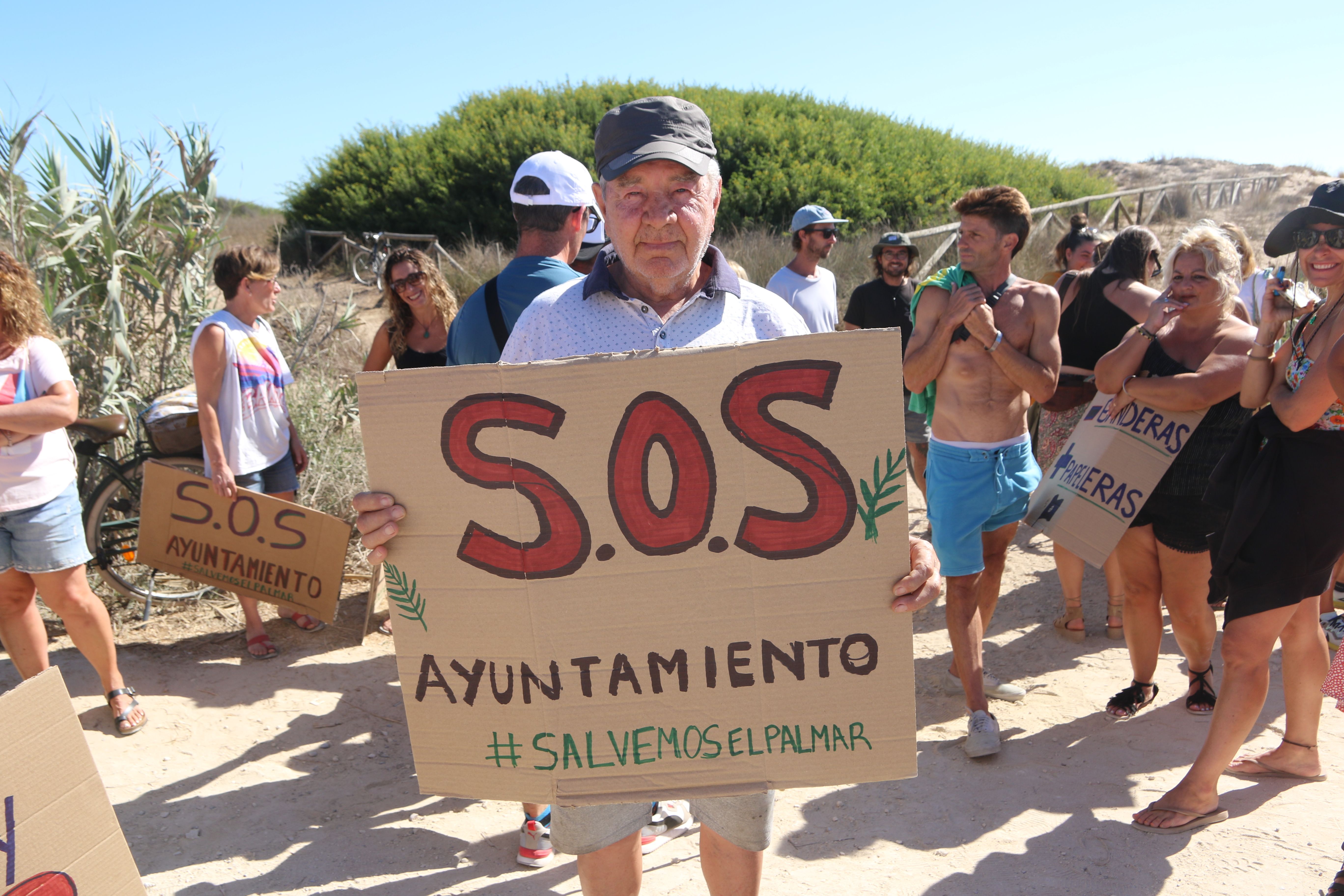 Unas 200 personas acudieron a la protesta.  ISA DE LA CALLE