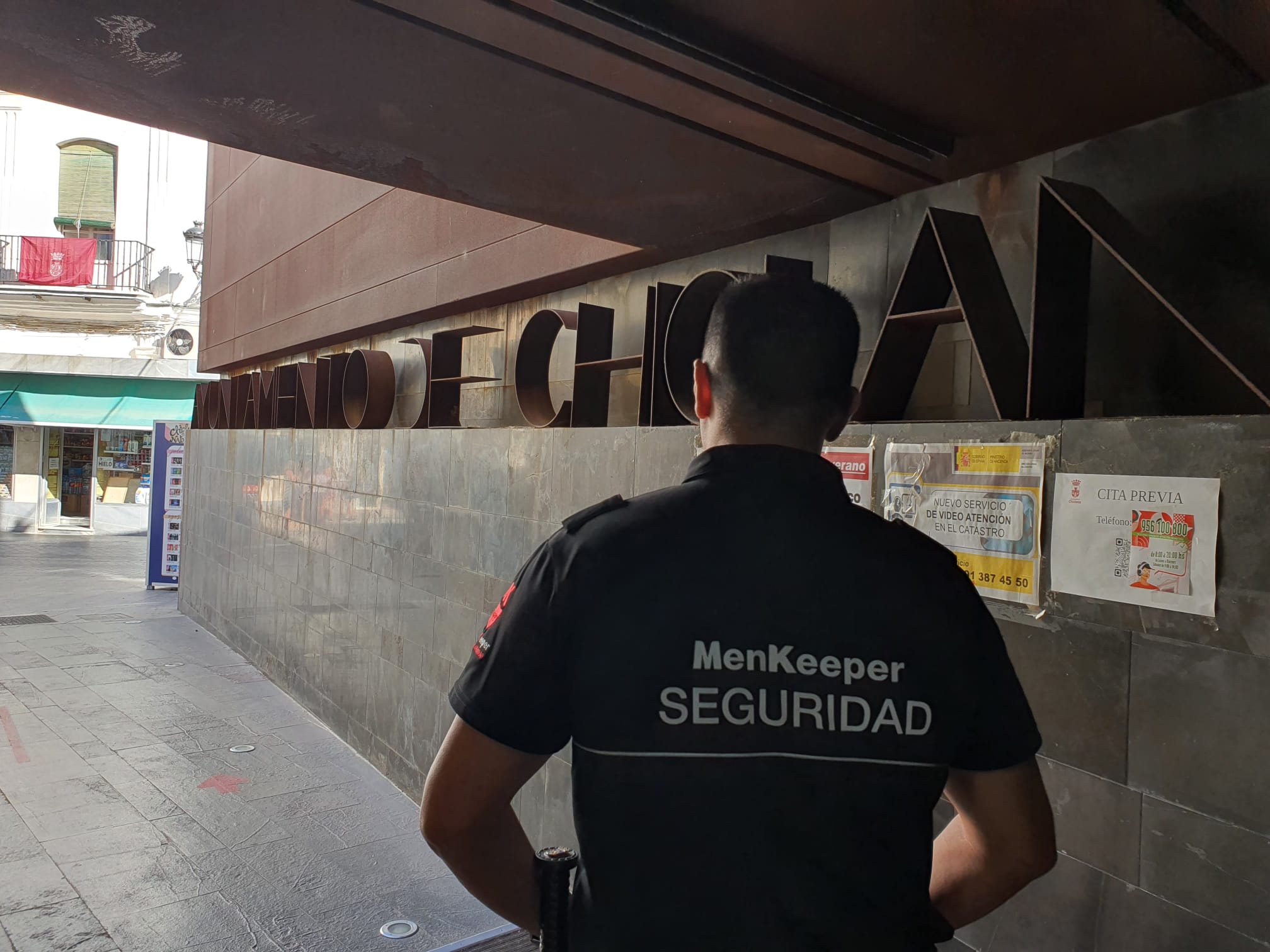 Chiclana zanja los impagos a sus vigilantes de seguridad y contrata una nueva empresa.