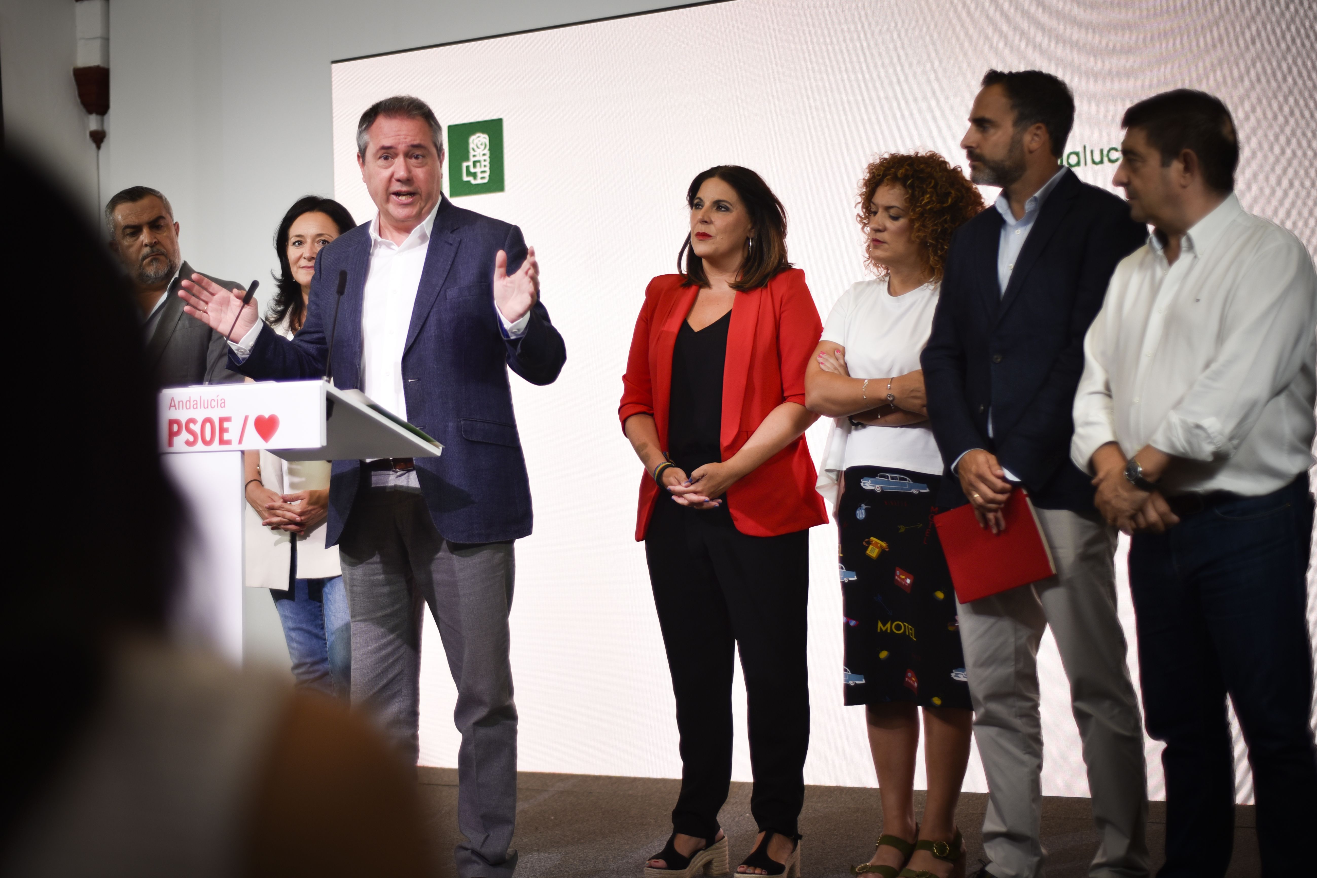 Espadas junto a los líderes provinciales del PSOE. Espadas junto a los líderes provinciales del PSOE.