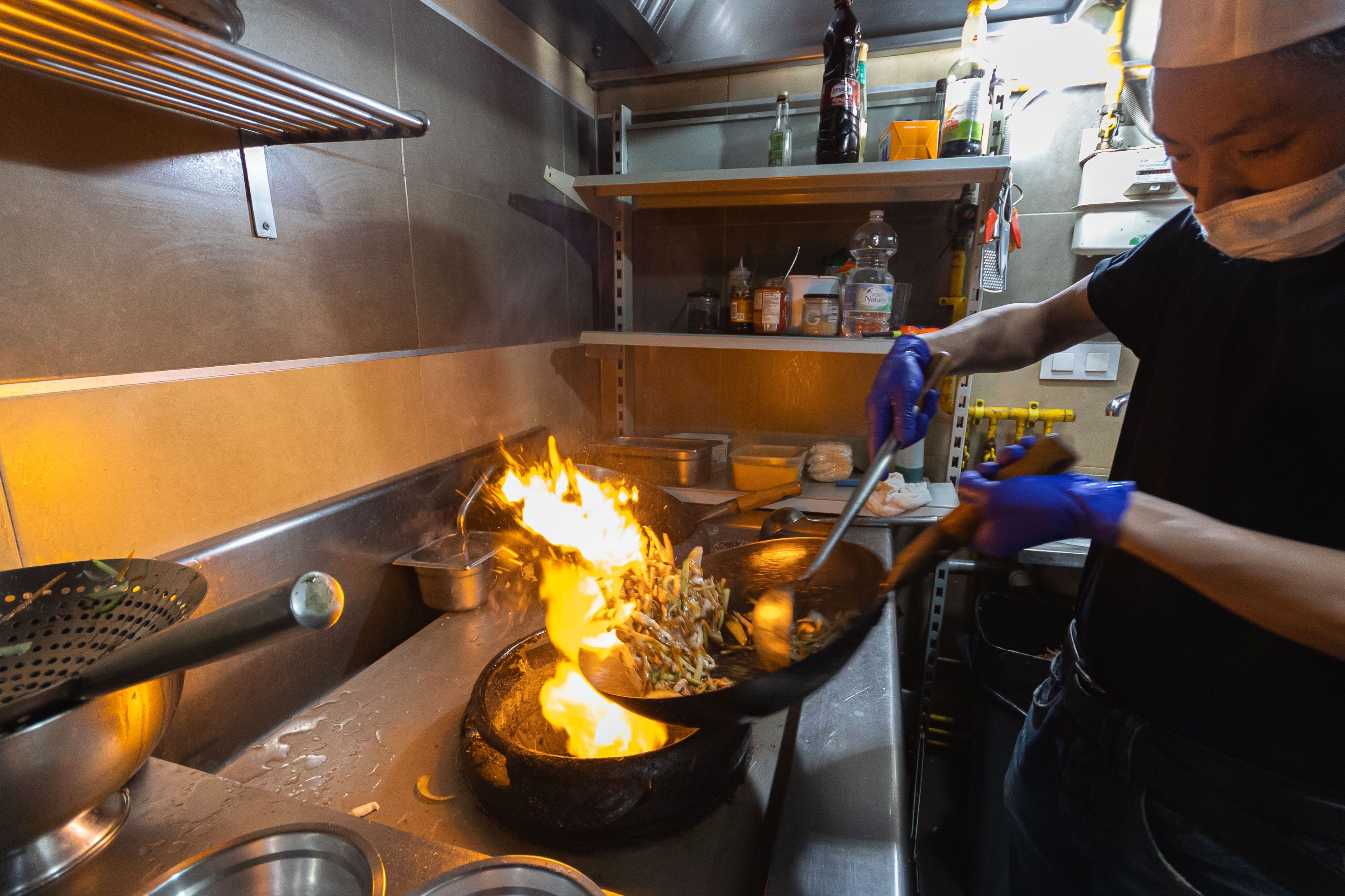 Haiu, propietario de Kampai Sushi Jerez, preparando un wok en la cocina del restaurante, en una imagen de archivo.