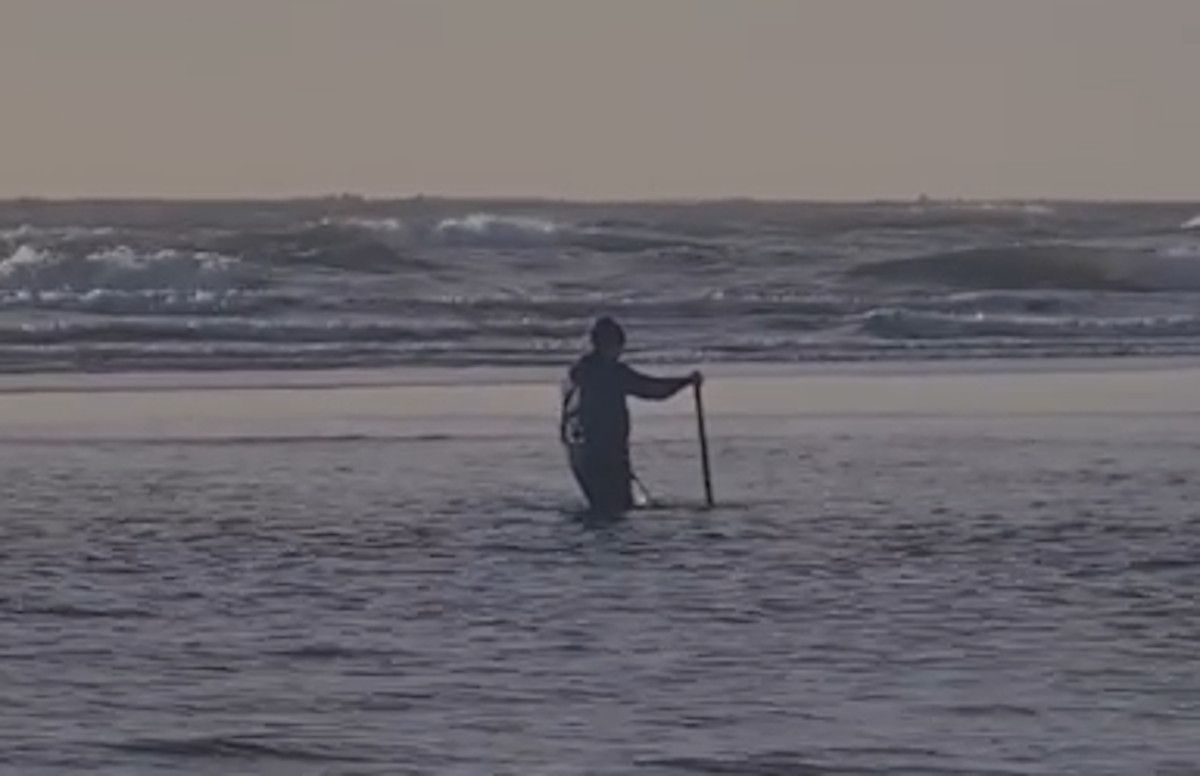 Juan José en plena faena en la playa.