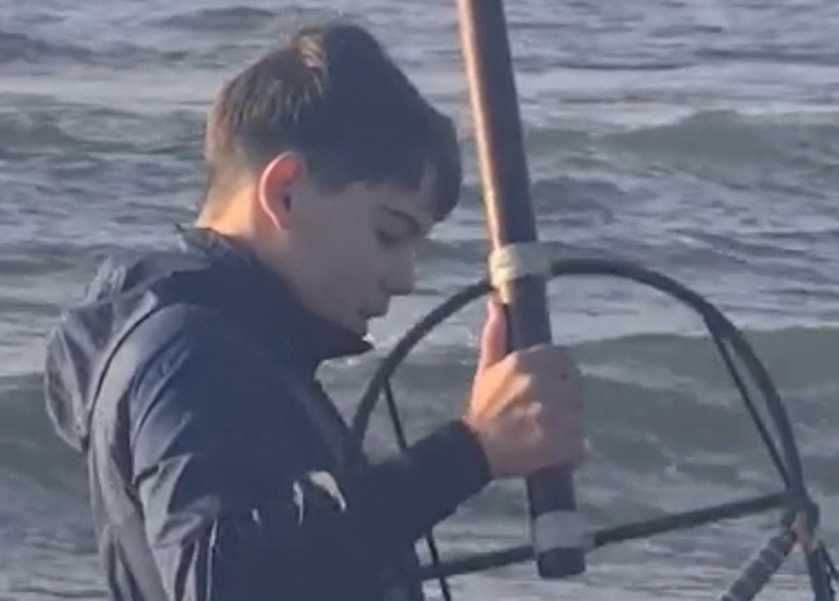 El joven mariscando en Isla Cristina.