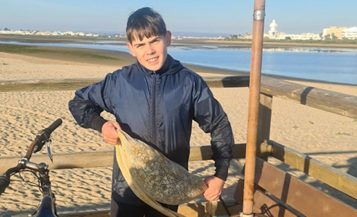 Juan José Guerrero con las coquinas que ha recogido en Isla Cristina.