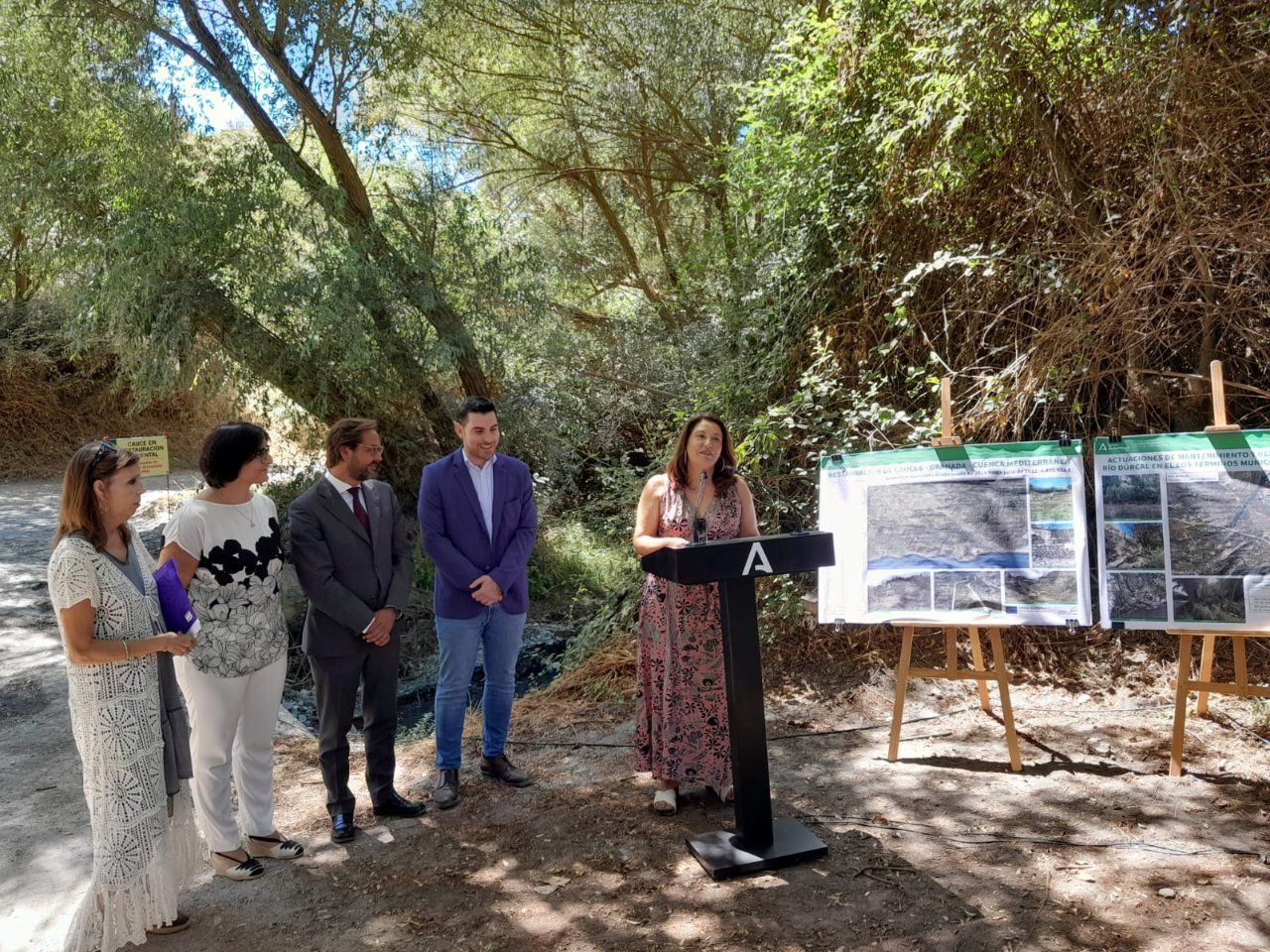 La consejera Carmen Crespo, en el centro de la imagen, en la visita este lunes a las obras de conservación, mantenimiento y restauración en el cauce del río Dúrcal, en la provincia de Granada.