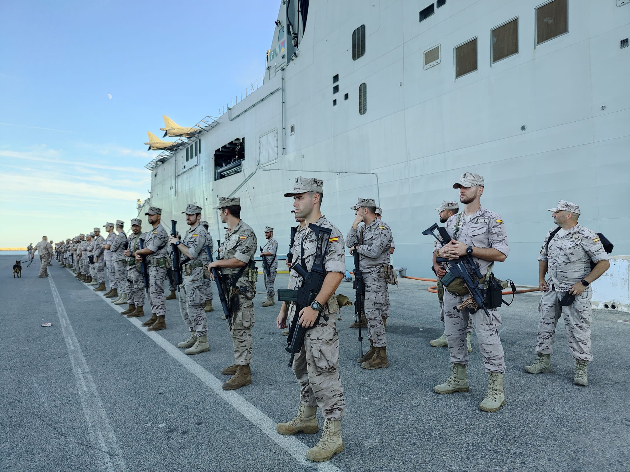 Marines españoles esperando embarcar en Rota. ARMADA