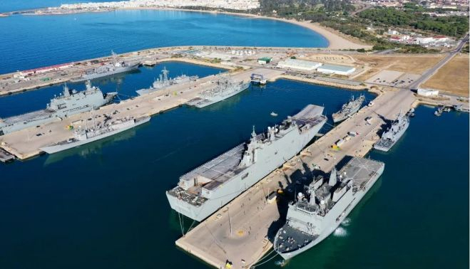 Impresionante imagen aérea del buque insignia Juan Carlos I en la base de Rota. ARMADA