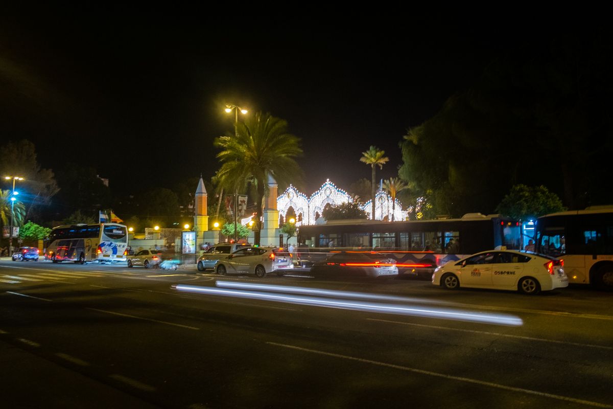Imagen nocturna de la avenida Álvaro Domecq durante la pasada Feria del Caballo. FOTO: MANU GARCÍA