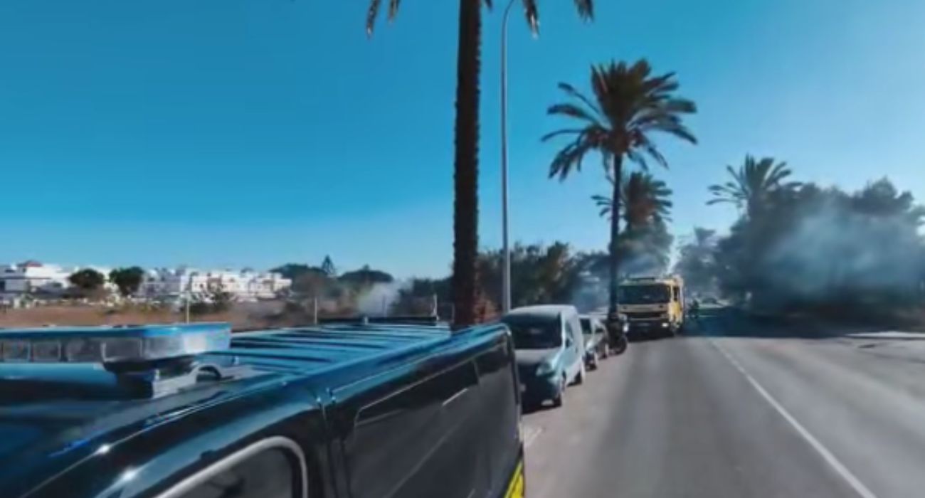 Una imagen del incendio en Chipiona junto al apeadero de autobuses.