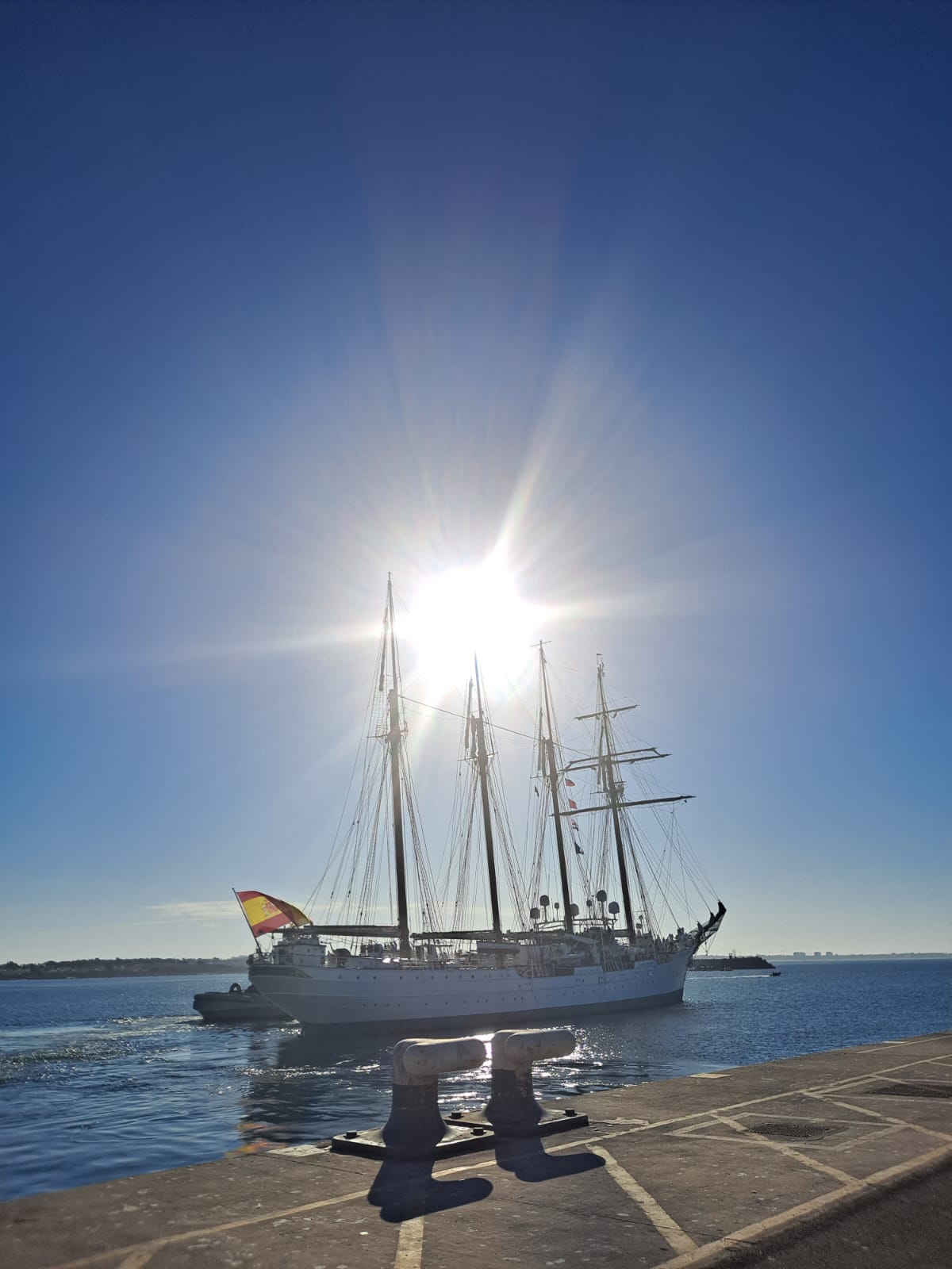 El buque escuela saliendo de la base de Rota rumbo a la bahía. ARMADA