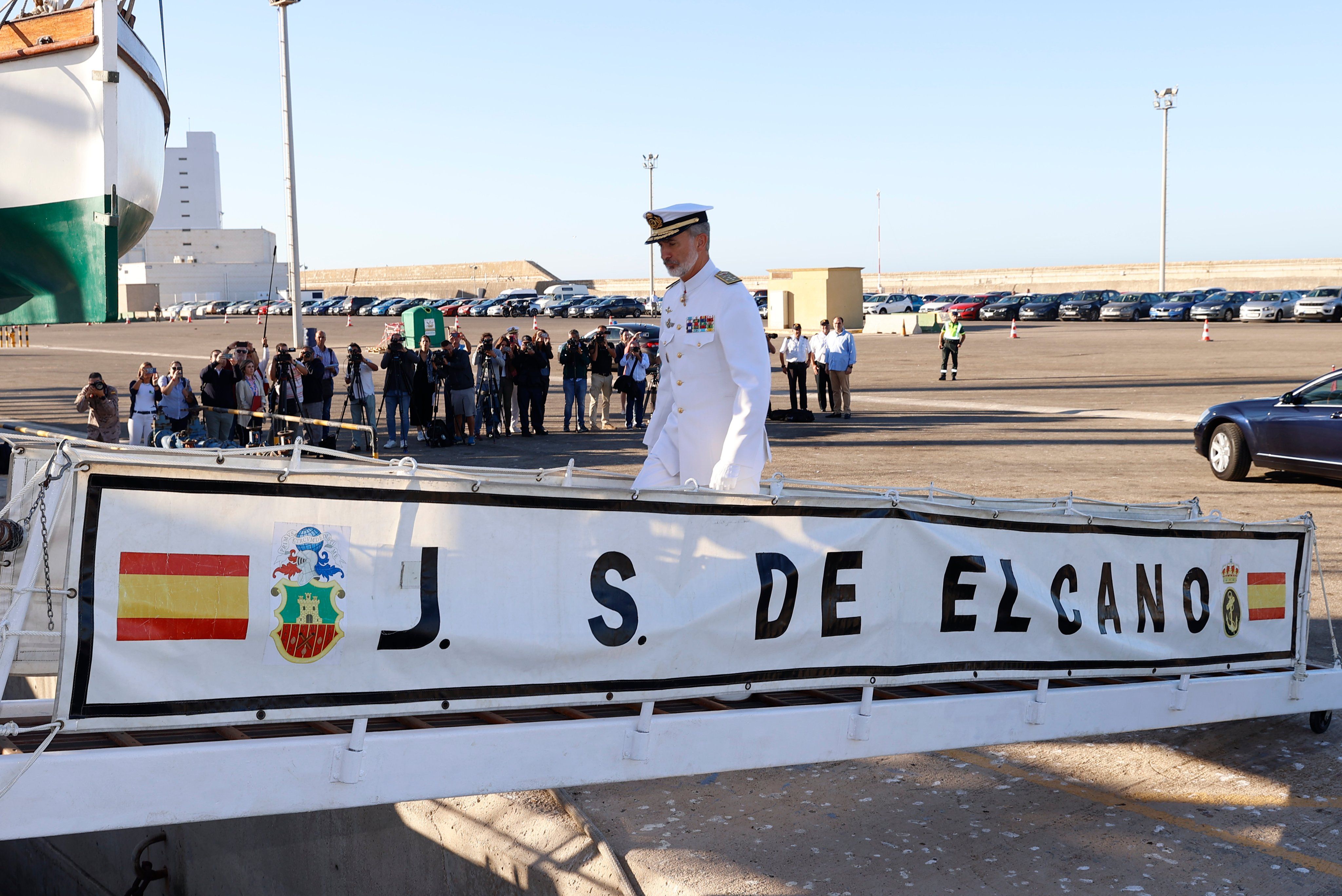 El Rey sube al buque escuela. CASA REAL