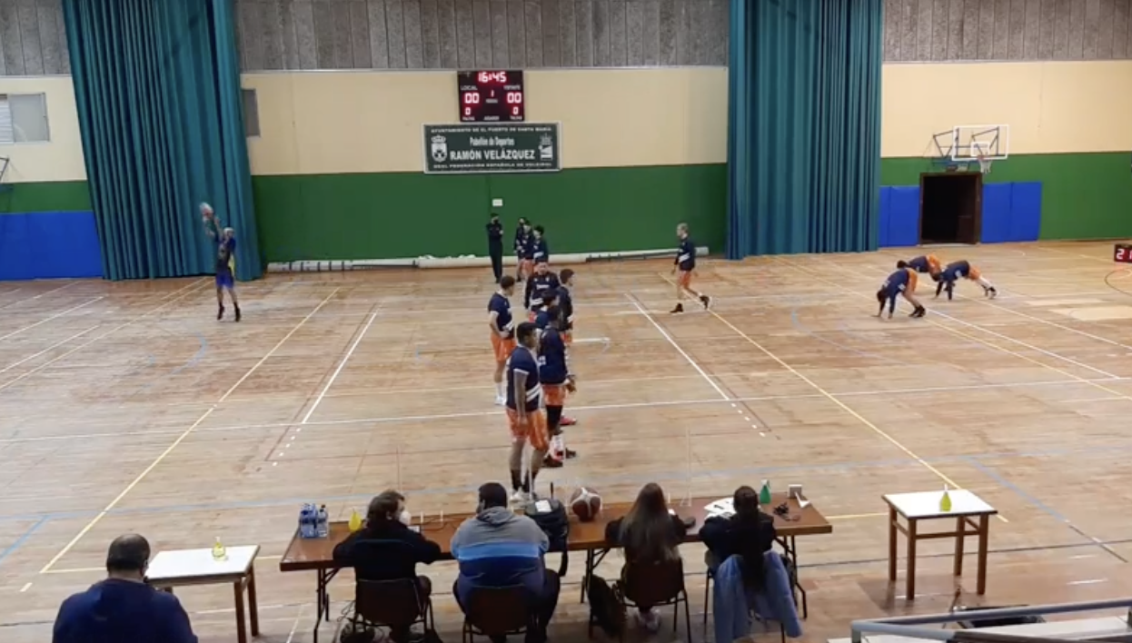 Un partido de baloncesto en el pabellón Ramón Velázquez en El Puerto.