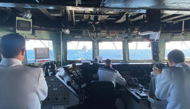 Desde el puente de mando supervisando la parada naval. ARMADA