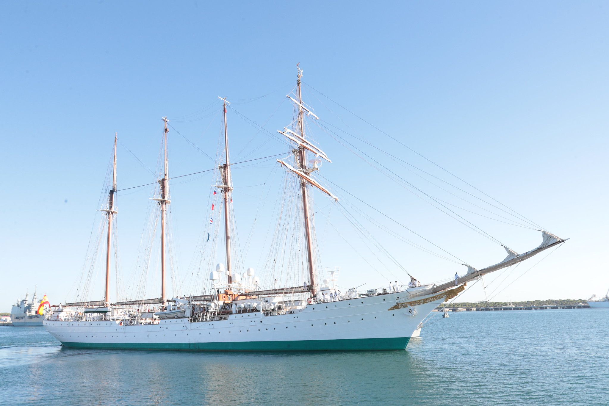 Elcano, el tercer velero más grande del mundo, saliendo de Rota. ARMADA