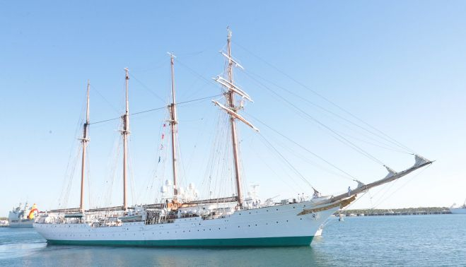 Elcano saliendo de Rota. ARMADA