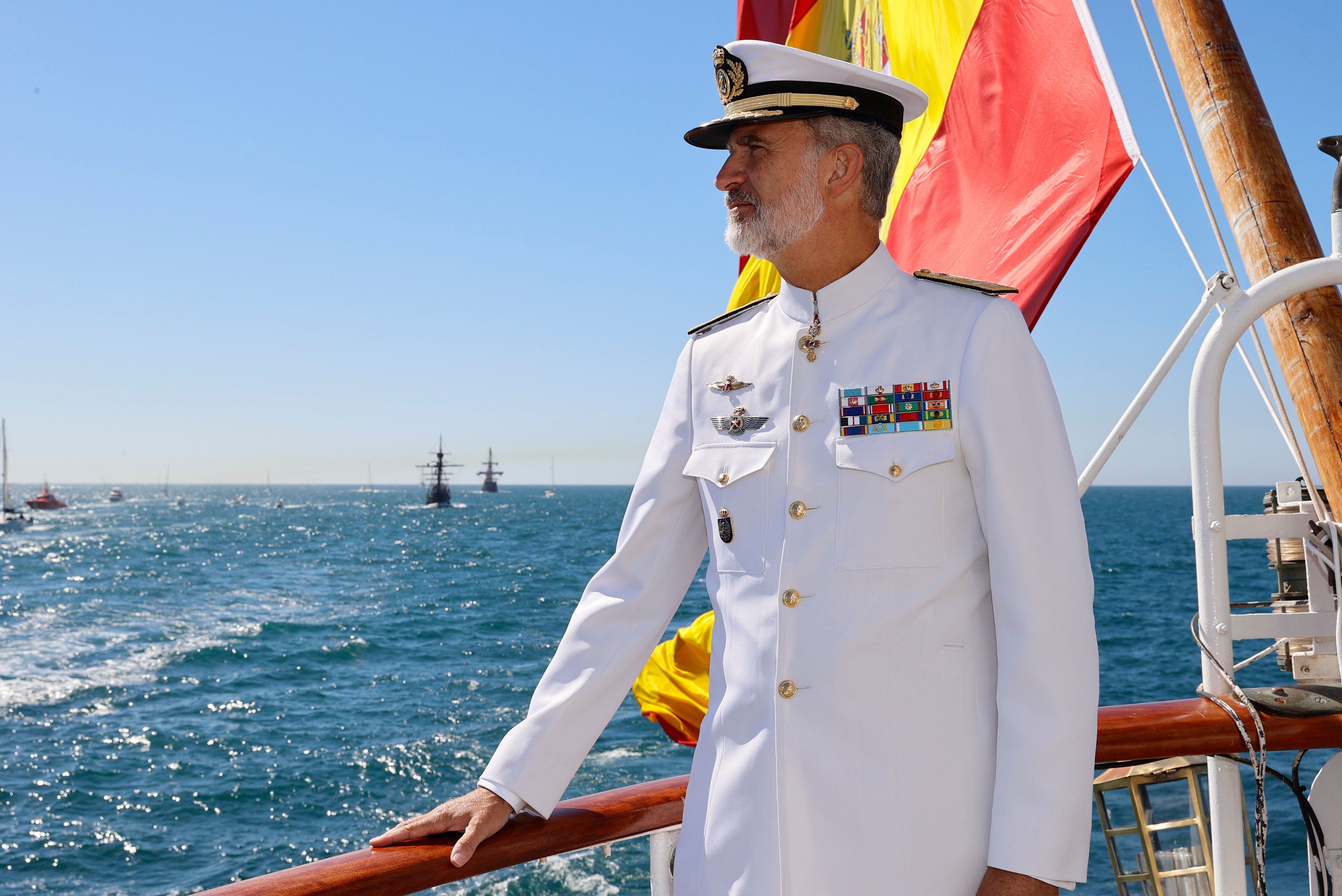 Felipe VI preside la revista naval por el quinto centenario de la primera vuelta al mundo. CASA REAL Felipe VI preside la revista naval por el quinto centenario de la primera vuelta al mundo. CASA REAL