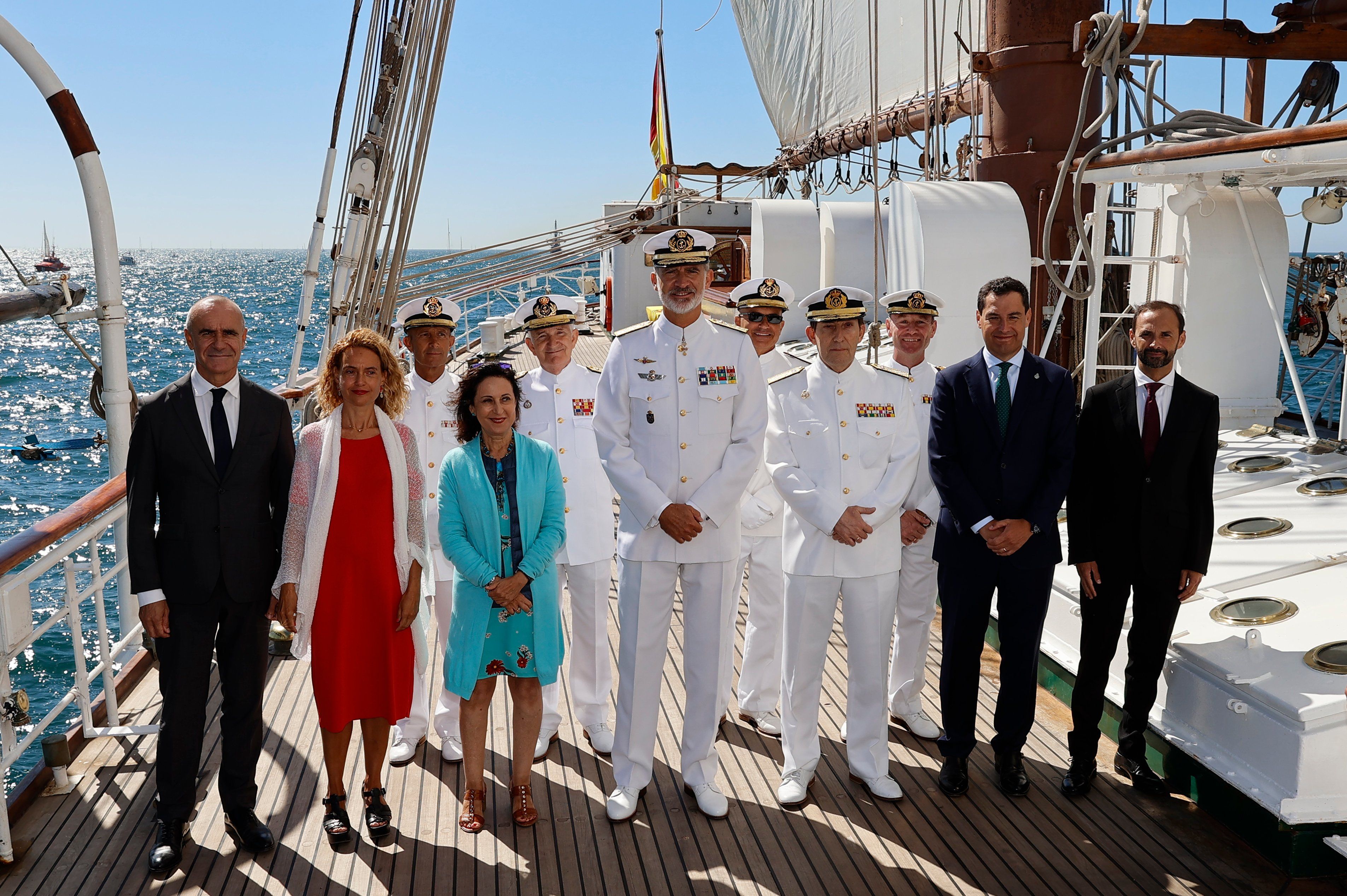El Rey, con las autoridades asistentes a la revista naval, en aguas costeras de Sanlúcar. CASA REAL