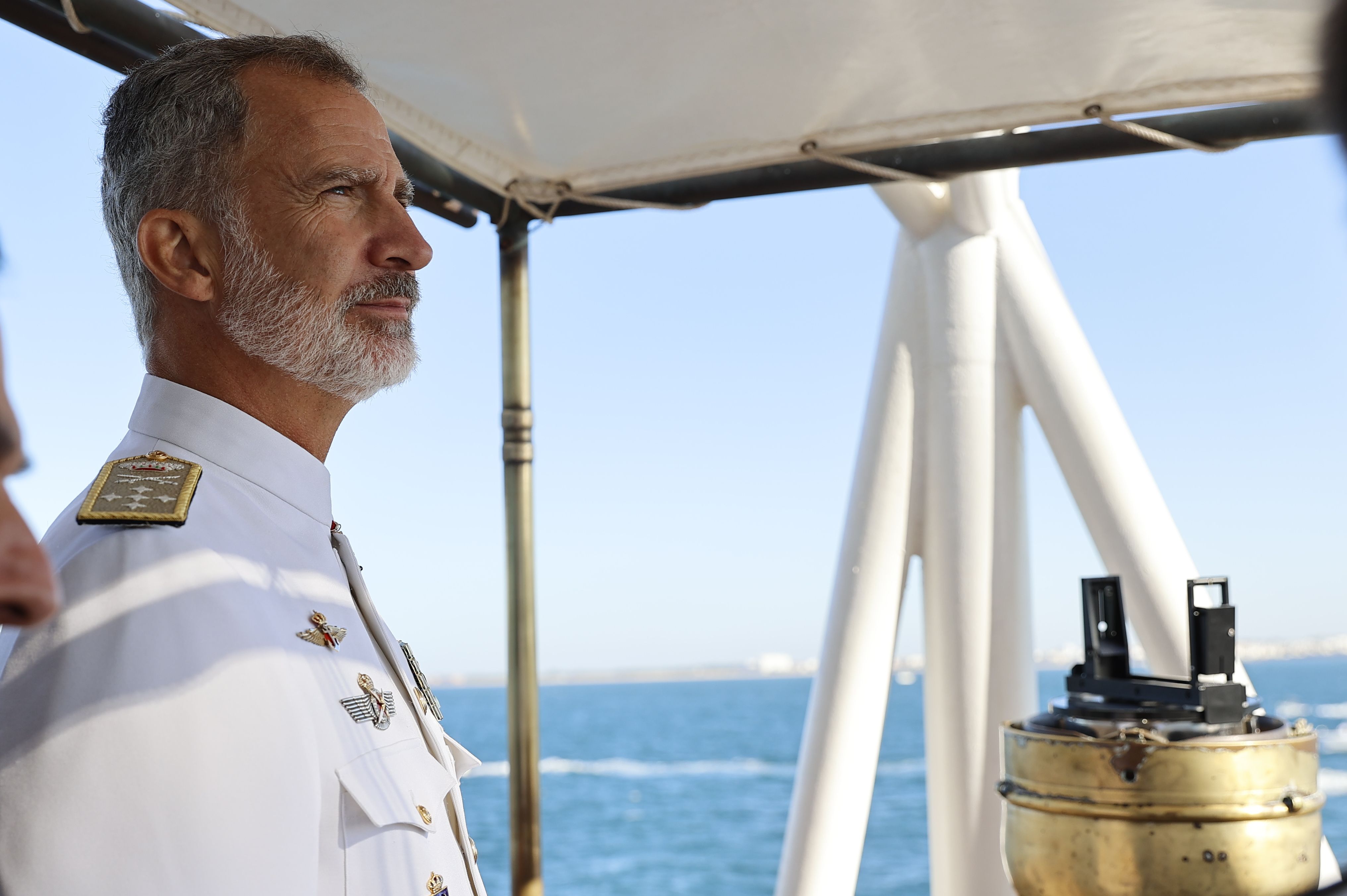 El Rey Felipe VI en el puente de mando del Juan Sebastián de Elcano. CASA REAL