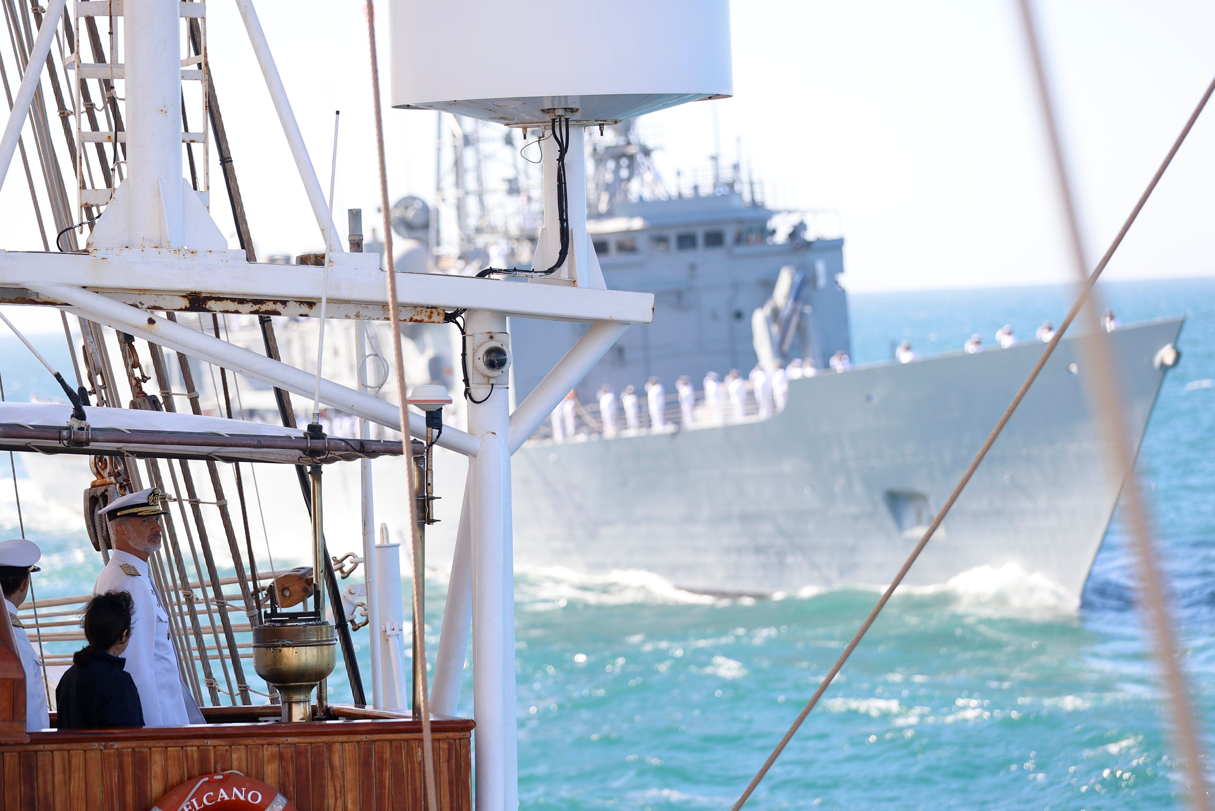 El Rey Felipe VI en el puente de mando del Juan Sebastián de Elcano. CASA REAL