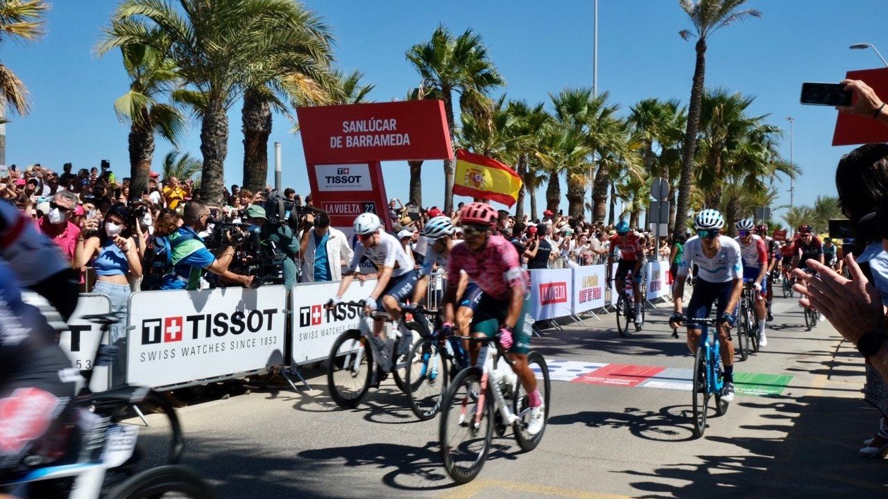Los ciclistas de La Vuelta pasan por Sanlúcar de Barrameda tras hacerse pruebas PCR.