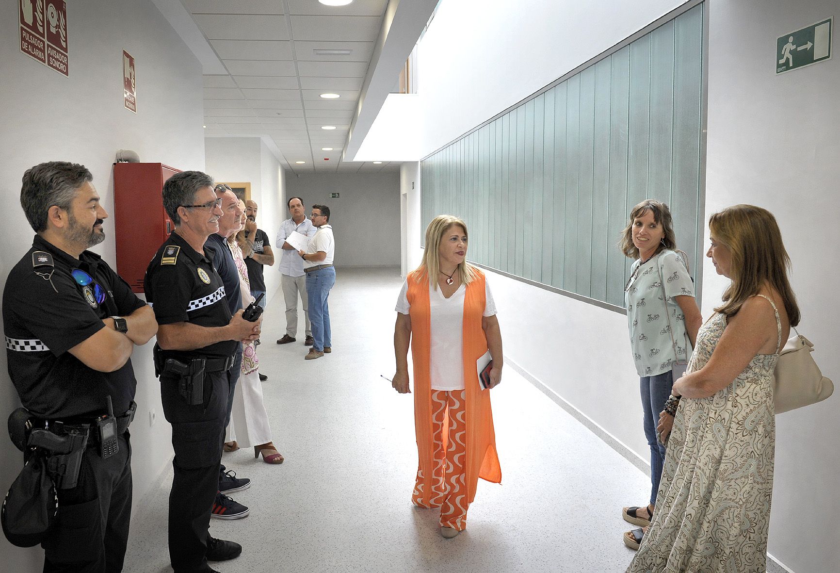 La Policía Local de Jerez tendrá nueva jefatura más de diez años después de proyectarse. En la imagen, la alcaldesa recorriendo las nuevas instalaciones.