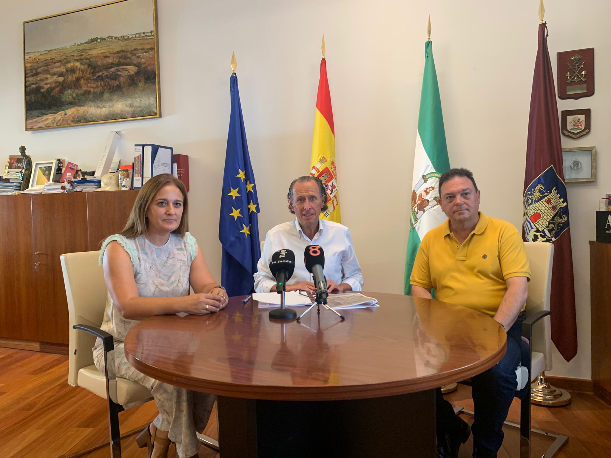 El alcalde de Chiclana, en el centro de la imagen, en la rueda de prensa de presentación de la subasta inmobiliaria.