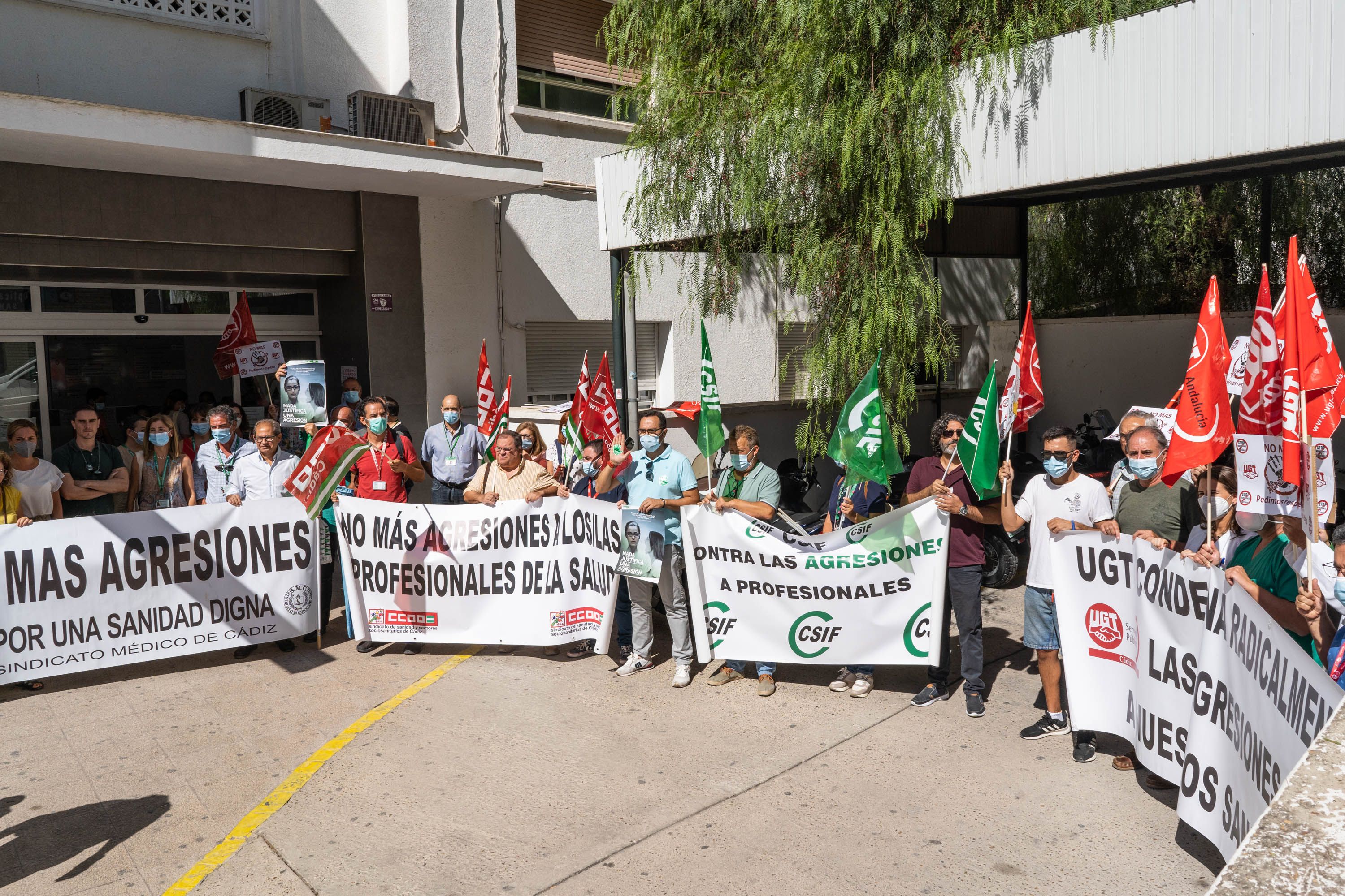 Concentración silenciosa contra las últimas agresiones a sanitarios a las puertas del centro de salud Jerez centro.