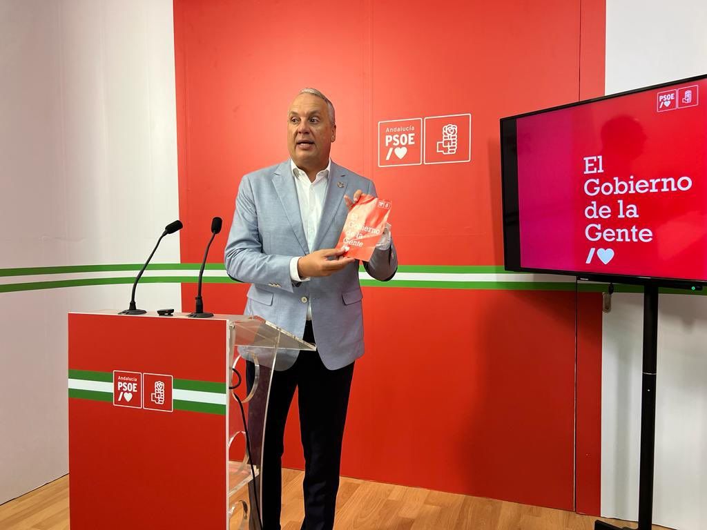 Ruiz Boix, secretario general del PSOE de Cádiz, en rueda de prensa.