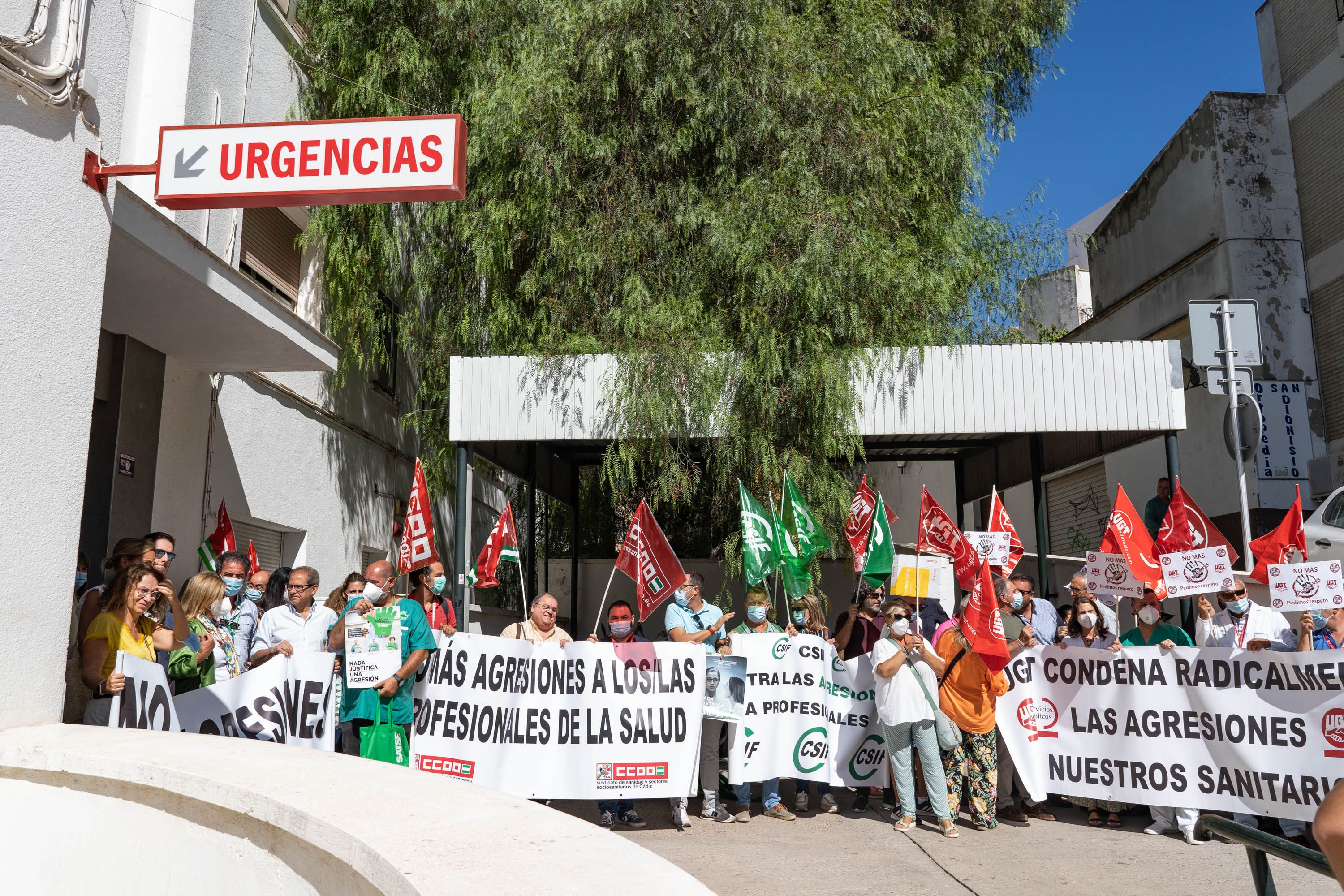 Un momento de una concentración contra agresiones en el centro de salud Jerez centro.