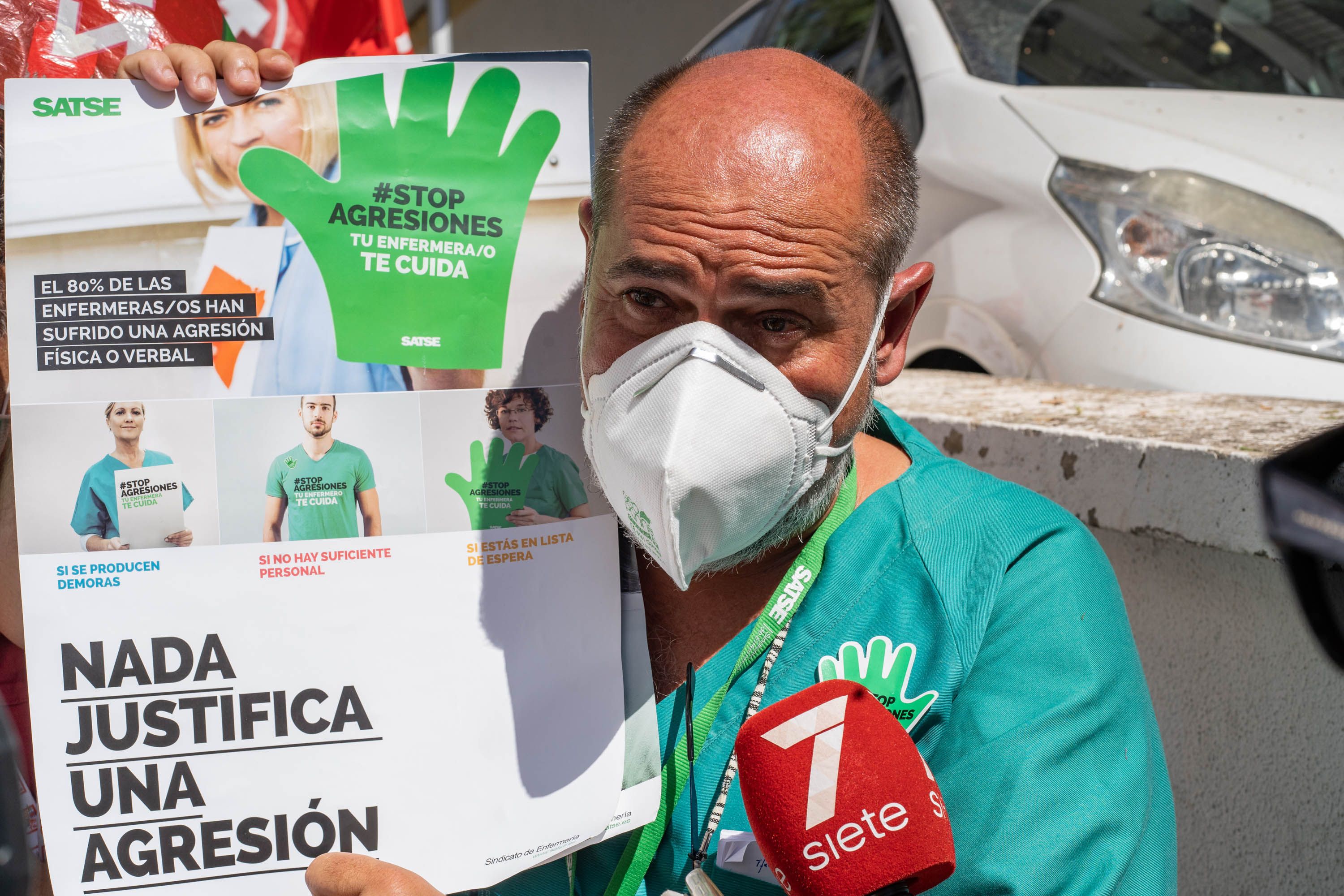 Francisco Villar, de Satse, sujeta un cartel reivindicativo.